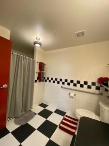 een badkamer met een zwart-wit geblokte vloer bij Brunswick Studio 102 in Kingman +12 foto's