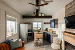 Μια τηλεόραση ή/και κέντρο ψυχαγωγίας στο Modern Tiny House With Spectacular Views +25 φωτογραφίες