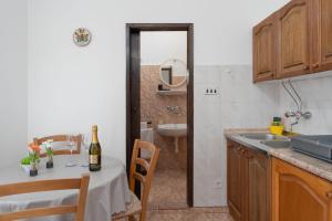 Η κουζίνα ή μικρή κουζίνα στο Apartments Sanja +53 φωτογραφίες
