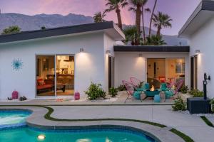 una casa con piscina delante de una casa en Fiesta in the Sun by ACME House Company, en Palm Springs 56 fotos más
