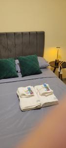 a bed with two towels on top of it at Casa Centro de Guabiruba in Guabiruba