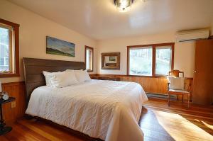 Ένα ή περισσότερα κρεβάτια σε δωμάτιο στο Mission Mountain Getaway