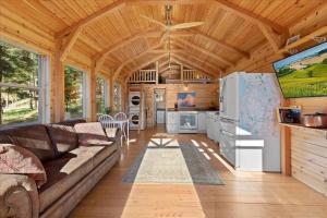 Posezení v ubytování Beautiful Tiny House Retreat Close To Missoula + 6 fotografií