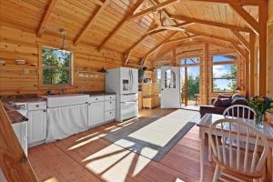 Η κουζίνα ή μικρή κουζίνα στο Beautiful Tiny House Retreat Close To Missoula +7 φωτογραφίες