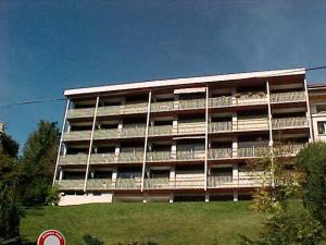 un grand bâtiment avec des balcons sur le côté dans l'établissement Résidence Le Furon - Spacieux 2 pièces MAE-2354, à Villard-de-Lans