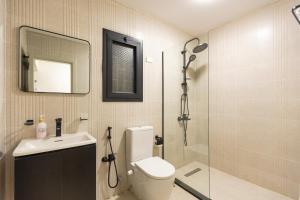 开罗Cairo Homes Maadi Nile View Family的带淋浴、马桶和水槽的浴室 更多33张照片