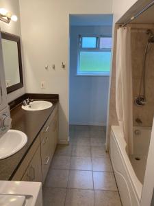 Ένα μπάνιο στο One bedroom suite with independent access