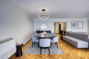 开罗Cairo Homes Maadi Nile View Family的带沙发、桌子和椅子的客厅