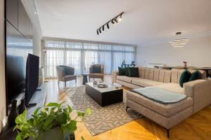 开罗Cairo Homes Maadi Nile View Family的客厅里有一张沙发和一台电视