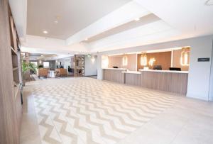 a large lobby with a large room with a large floor at Holiday Inn Dublin - Pleasanton by IHG in Dublin +60 photos