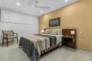 een hotelkamer met een bed en een stoel bij Magnificent condo with ocean view in Puerto Vallarta +44 foto's