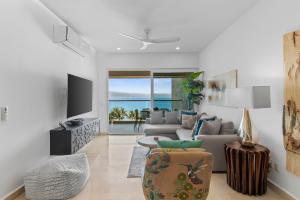 een woonkamer met een bank en een tafel bij Magnificent condo with ocean view in Puerto Vallarta