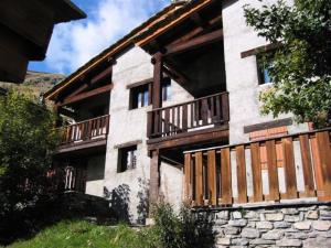 budynek z drewnianymi balkonami z boku w obiekcie Résidence Trolle-soldanelle - Appartement 4 personnes fonctionnel MAE-7811 w mieście Bonneval-sur-Arc