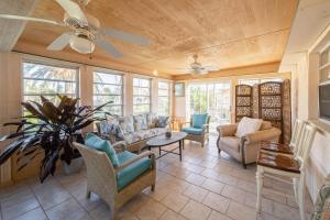 Χώρος καθιστικού στο Almost Sanibel Fort Myers Duplex Near Sanibel