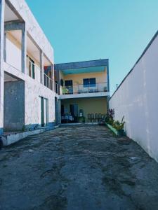 an empty parking lot in front of a building at Hotel Ramos in Barreirinhas