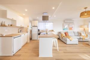 Η κουζίνα ή μικρή κουζίνα στο Bay Getaway, 1, 65 Ronald Ave - recently renovated unit water views +31 φωτογραφίες