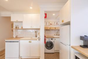 Η κουζίνα ή μικρή κουζίνα στο Bay Getaway, 1, 65 Ronald Ave - recently renovated unit water views