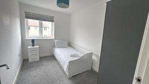 Una cama o camas en una habitación de New House! Large Drive! Ideal For Business or Relocation, Weekly and Monthly Stay