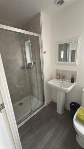 Un baño de New House! Large Drive! Ideal For Business or Relocation, Weekly and Monthly Stay