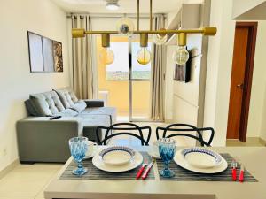 un soggiorno con tavolo, sedie e divano di Apê ideal para Você, com Academia e Piscina a Cuiabá
