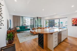 Η κουζίνα ή μικρή κουζίνα στο 104 Portarlington Esplanade 2 bedroom, 2 bathroom apartment Parking Walk to the beach and shops Elevator access