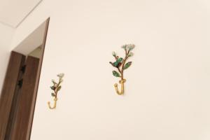 a pair of flowers on a wall next to a mirror at Hotel Casa Tama in Salento +75 photos