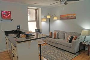 ein Wohnzimmer mit Couch und Küche in der Unterkunft Historic Honky Tonk Hideaway in Nashville
