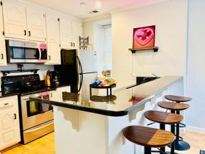 eine Küche mit einer Theke und Hockern darin in der Unterkunft Historic Honky Tonk Hideaway in Nashville + 7 Fotos