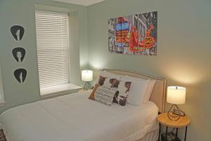 ein Schlafzimmer mit einem Bett mit zwei Lampen in der Unterkunft Historic Honky Tonk Hideaway in Nashville