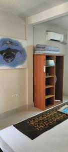 ein Zimmer mit einem Bett und einem Gemälde an der Wand in der Unterkunft Trawangan Oasis in Gili Trawangan