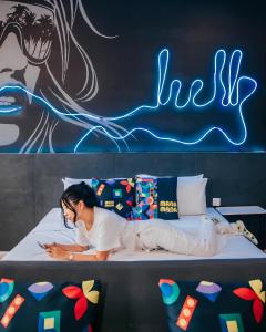 クアラルンプールにあるCeylonz KLCC by Mana-Manaのスケートボードを持ってベッドに横たわる女性 +88枚の写真