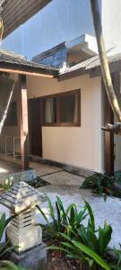 ein kleines Haus mit einer Veranda und einem Gebäude in der Unterkunft Trawangan Oasis in Gili Trawangan + 55 Fotos