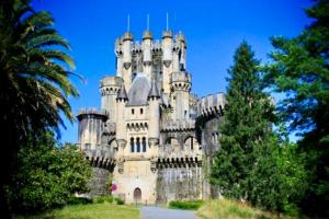 an old castle with a palm tree in front of it at Estudio-loft con playas cercanas in Gatica +18 photos