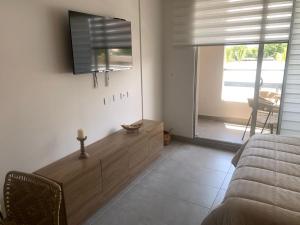 a bedroom with a bed and a television on the wall at Apartamento Playa y piscina, Santa Marta in Santa Marta
