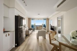 une cuisine et un salon avec une table et des chaises dans l'établissement Towers of Chevron - Private Apartments - Hosted by Coastal Letting Co., à Gold Coast