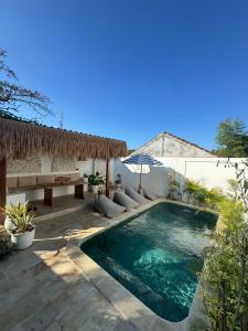 una piscina en el patio trasero de una villa en Nubi Villas Gili Trawangan, en Gili Trawangan
