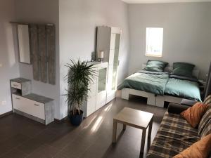 una sala de estar con una cama y una mesa en Kleve-Kellen 3, en Kleve