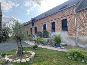 Villers-PolにあるGîte familial tout inclus avec cour, terrasse et équipements équestres, proche du Parc Naturel de l'Avesnois - FR-1-510-190のレンガ造りの建物