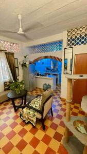 a living room with a couch and a table at Recamara Alan en Zona Romantica Departamento compartido con el host in Puerto Vallarta
