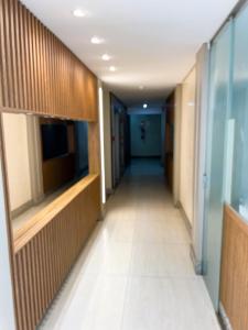 un corridoio di un edificio per uffici con un lungo corridoio di Hospede-se com conforto no Setor Sudoeste a Brasilia