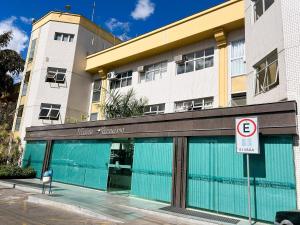 un divieto di parcheggio di fronte a un edificio di Hospede-se com conforto no Setor Sudoeste a Brasilia