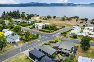 une vue aérienne sur une banlieue avec des maisons dans l'établissement You little beauty - Wharewaka Beach Magic, à Taupo