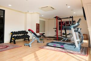 un gimnasio con dos bicicletas estáticas y una cinta de correr en Marina Bay Con Dao Hotel, en Con Dao