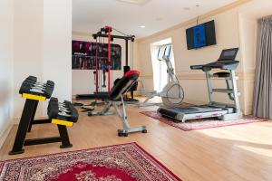 Un gimnasio con varios equipos de ejercicio en una habitación. en Marina Bay Con Dao Hotel, en Con Dao