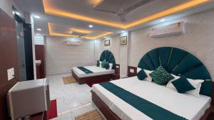 Una cama o camas en una habitación de Bundeli Farm Resort & Banquet Orchha