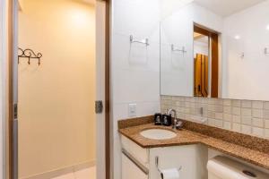 un bagno con lavandino e specchio di Hospede-se com conforto no Setor Sudoeste a Brasilia Altre 10 foto