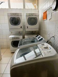 una lavanderia con due lavatrici e un lavandino di Hospede-se com conforto no Setor Sudoeste a Brasilia