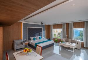 Un dormitorio con una cama, un sofá y una mesa. en Hotel SS Palace, en Rameswaram 27 fotos más