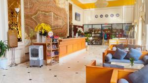 una tienda con sofás y sillas en una habitación en Marina Bay Con Dao Hotel, en Con Dao