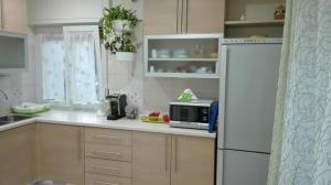 Una cocina con un refrigerador blanco y un microondas. en Il Tulipano, en Matera 7 fotos más